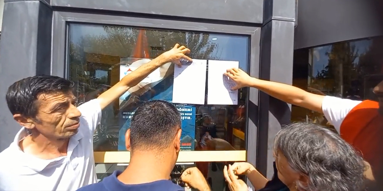 Kadıköy Belediyesi’ne grev kararı asıldı Kadıköy Belediyesi’ne grev kararı asıldı