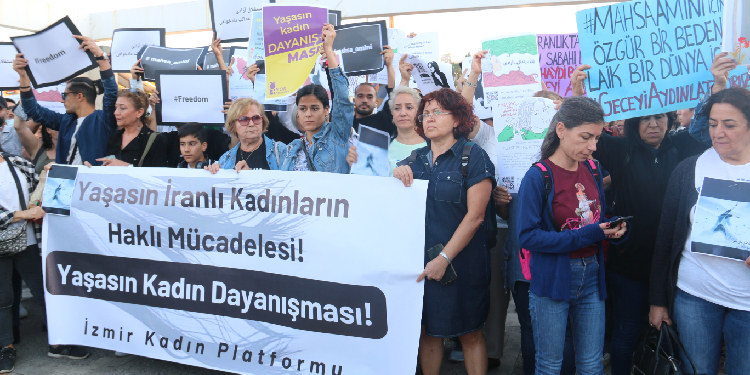 Kadınlardan Rojhilat isyanına ortak olma çağrısı Kadınlardan Rojhilat isyanına ortak olma çağrısı