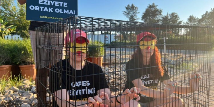 Kafessiz Türkiye’den protesto eylemi Kafessiz Türkiye’den protesto eylemi