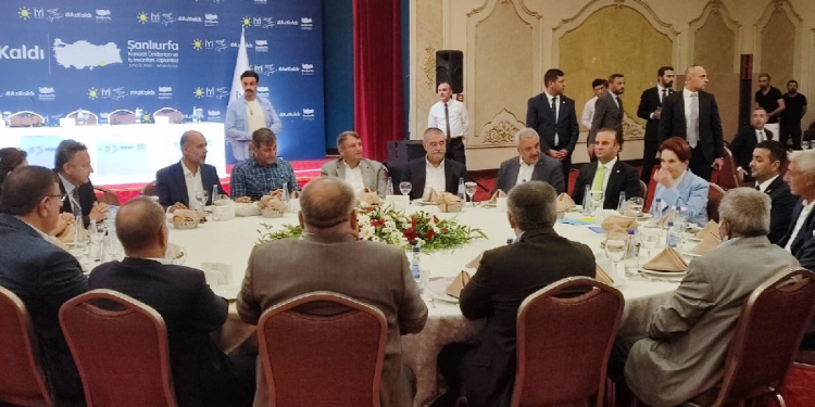 Meral Akşener kimlerle aynı masada? Meral Akşener kimlerle aynı masada?