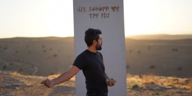 Monolite taşlayan sanatçı Bulut: Kültürel miras sömürülüyor Monolite taşlayan sanatçı Bulut: Kültürel miras sömürülüyor