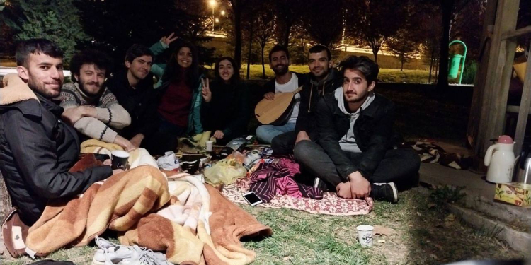 Öğrencilerin “Çatımız Gökyüzü” eylemi 4’üncü gününde Öğrencilerin “Çatımız Gökyüzü” eylemi 4’üncü gününde