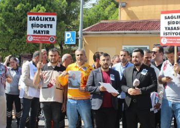 Sağlık çalışanları, sağlıkta şiddeti “kanlı önlük” giyerek protesto etti