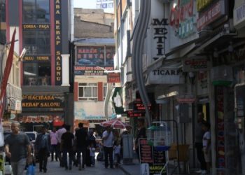 Vanlı esnaf: Al beşe ver beşe, lanet gelsin bu işe!