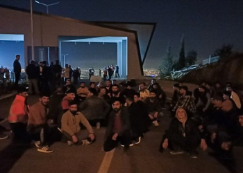 İşten atılan işçiler oturma eylemine başladı