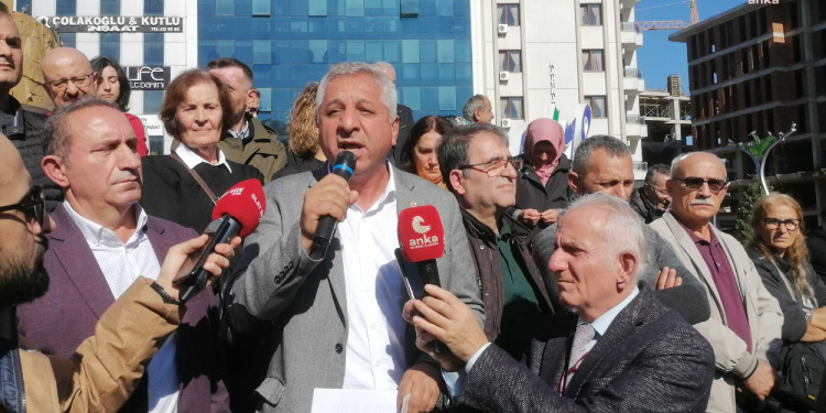 ÇAYKUR’un mevsimlik işçileri kadro talebiyle miting yaptı ÇAYKUR’un mevsimlik işçileri kadro talebiyle miting yaptı