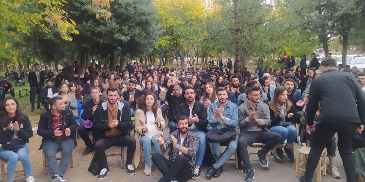 DÜ hukuk öğrencilerinden yer değişikliği protestosu DÜ hukuk öğrencilerinden yer değişikliği protestosu