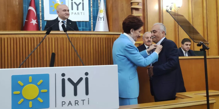 Silopi’de “yardım” adı altında kadınları İYİ Parti’ye üye yaptılar Silopi’de “yardım” adı altında kadınları İYİ Parti’ye üye yaptılar