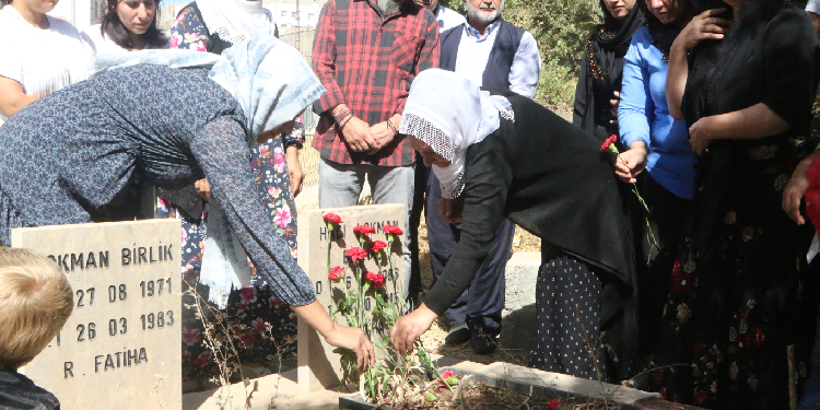 Hacı Lokman Birlik mezarı başında anıldı Hacı Lokman Birlik mezarı başında anıldı
