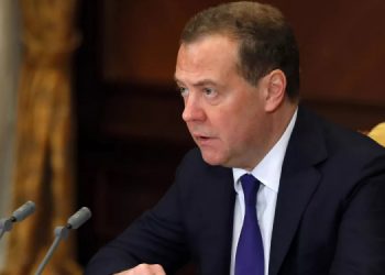 Medvedev: Birçok yerde düşmanımız var, bu nedenle en güçlü imha silahlarının üretimini artırıyoruz