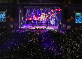 Yazar Karacabey: İktidar yasakladığı kültürün yerini doldurmaya çalışıyor