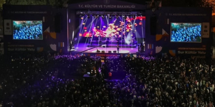 Yazar Karacabey: İktidar yasakladığı kültürün yerini doldurmaya çalışıyor Yazar Karacabey: İktidar yasakladığı kültürün yerini doldurmaya çalışıyor