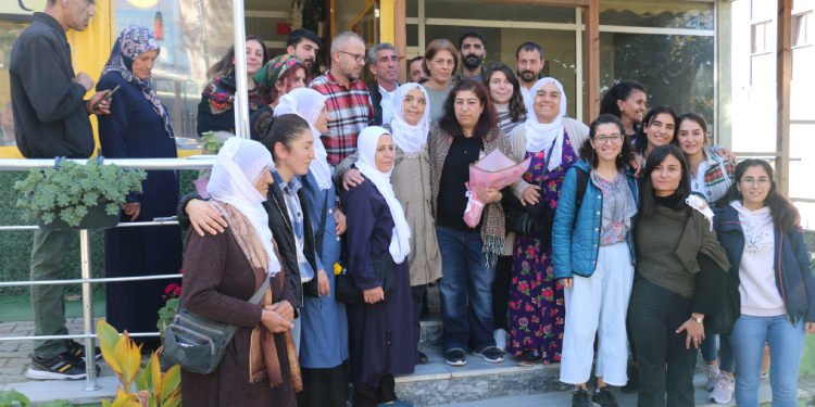 Yazar Rojbin Perişan 30 yıl sonra tahliye oldu Yazar Rojbin Perişan 30 yıl sonra tahliye oldu