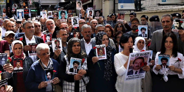 27 yıl önce kurşuna dizilip, yakılan köylüler için adalet istendi 27 yıl önce kurşuna dizilip, yakılan köylüler için adalet istendi