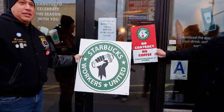 ABD’de Starbucks’ın 100’den fazla mağazasında 2000’den fazla çalışan bir günlük greve gitti ABD’de Starbucks’ın 100’den fazla mağazasında 2000’den fazla çalışan bir günlük greve gitti