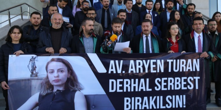 “Avukat Aryen Turan Serbest bırakılsın” “Avukat Aryen Turan Serbest bırakılsın”