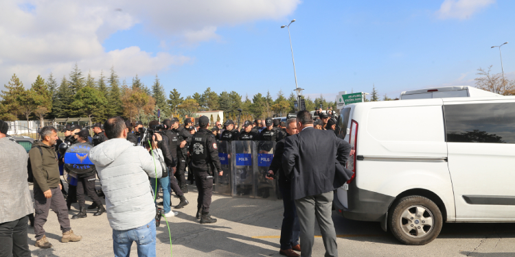 AYM önünde eğitim emekçilerine saldırı AYM önünde eğitim emekçilerine saldırı