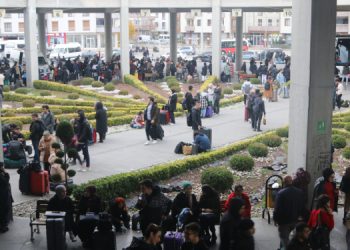 Deprem sonrası öğrenciler eve dönüş için otogara akın etti