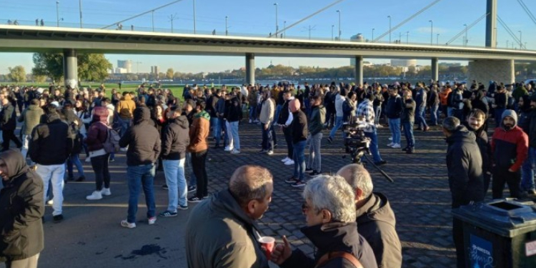 Düsseldorf’ta kimyasala karşı yürüyüş için toplanmalar başladı Düsseldorf’ta kimyasala karşı yürüyüş için toplanmalar başladı