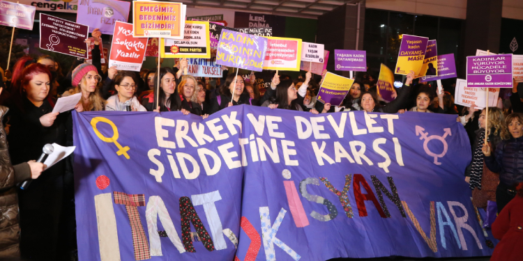 Kurdistan pankartından gözaltında alınanlar emniyette tutuluyor Kurdistan pankartından gözaltında alınanlar emniyette tutuluyor