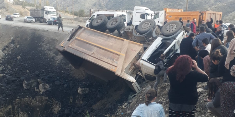 Kamyonun altında kalan çocuk yaşamını yitirdi Kamyonun altında kalan çocuk yaşamını yitirdi