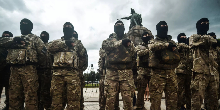 New York’ta film festivaline davet denilen neo-Nazi Azov Taburu üyesi protesto edildi New York’ta film festivaline davet denilen neo-Nazi Azov Taburu üyesi protesto edildi