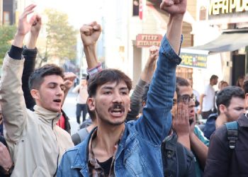 Öğrenciler ırkçı saldırıyı yürüyüş ile protesto etti