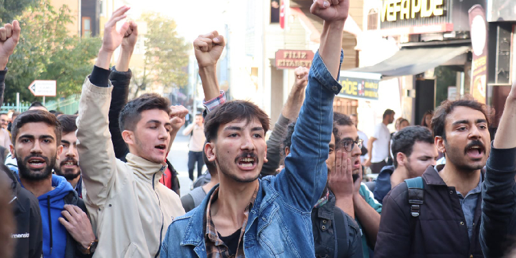 Öğrenciler ırkçı saldırıyı yürüyüş ile protesto etti Öğrenciler ırkçı saldırıyı yürüyüş ile protesto etti