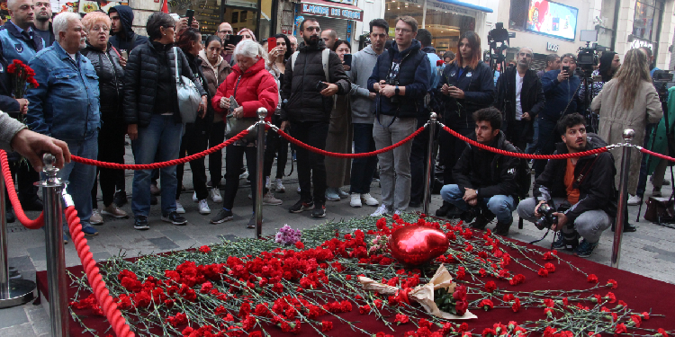 Taksim’de yaşamını yitirenler anıldı Taksim’de yaşamını yitirenler anıldı