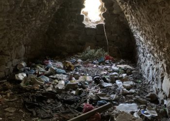 Tarihi kilise çöplüğe döndü