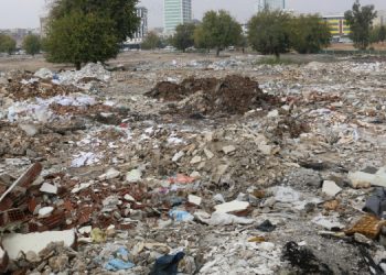 TOKİ’ye peşkeş çekilen arazi moloz yığınlarıyla doldu