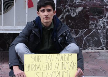 Yurttan atılan öğrenci oturma eylemi başlattı