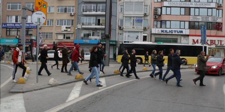 Gençler gözaltıları yürüyüşle protesto etti Gençler gözaltıları yürüyüşle protesto etti