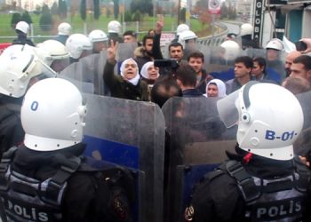 Tutuklu yakınları abluka ve yasağı tanımadı