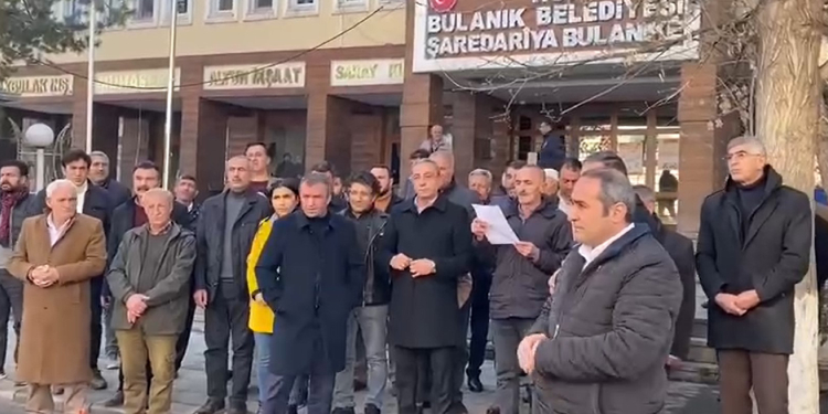 Bulanık’ta kayyım protestosu: Belediye borç bataklığına dönüştürüldü Bulanık’ta kayyım protestosu: Belediye borç bataklığına dönüştürüldü