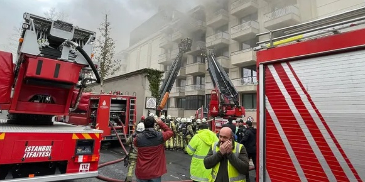 Çırağan Sarayı’ndaki yangın kontrol altına alındı Çırağan Sarayı’ndaki yangın kontrol altına alındı