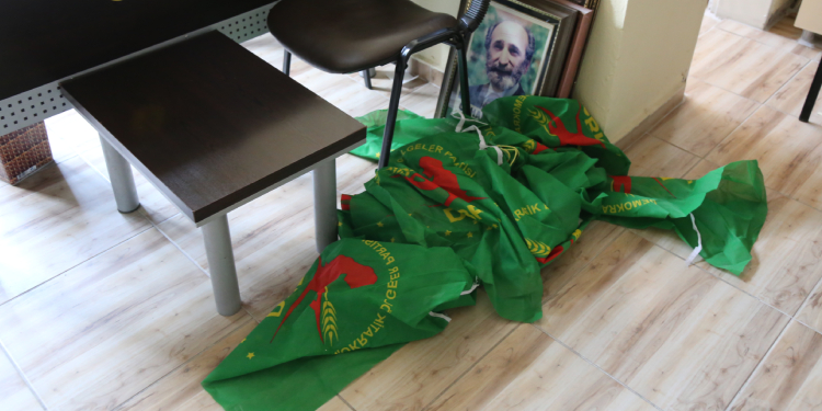 DBP Genel Merkezi baskınında Orhan Doğan’ın fotoğrafına el konuldu DBP Genel Merkezi baskınında Orhan Doğan’ın fotoğrafına el konuldu