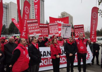 DİSK bakanlık önünde: Asgari değil insanca yaşam
