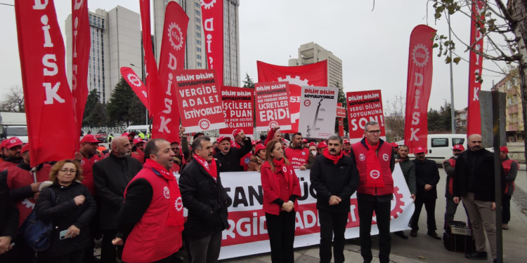 DİSK bakanlık önünde: Asgari değil insanca yaşam DİSK bakanlık önünde: Asgari değil insanca yaşam