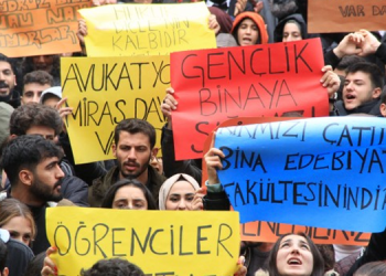DÜ’de hukuk öğrencileri taleplerinde ısrarcı