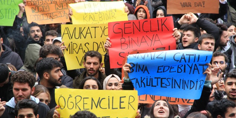 DÜ’de hukuk öğrencileri taleplerinde ısrarcı DÜ’de hukuk öğrencileri taleplerinde ısrarcı