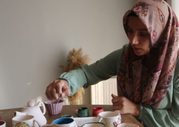 Evinde seramik atölyesi kurarak sipariş alıyor