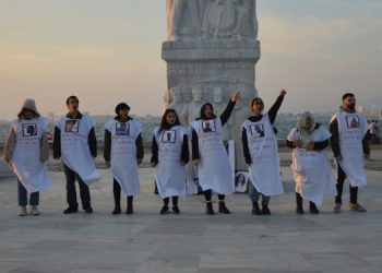 İranlı kadınlar direnişe ses verdi