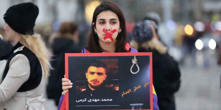 İranlılardan dünyanın sessizliğine tepki İranlılardan dünyanın sessizliğine tepki