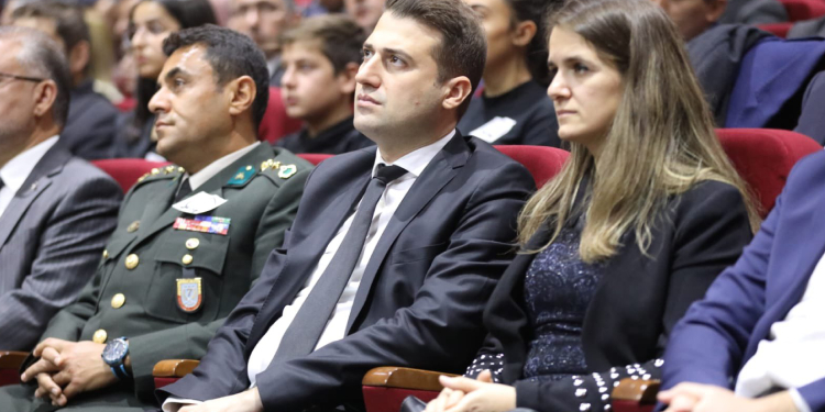 Kaymakamın doktor eşi, hastanede korumayla gezip, “özel hasta” bakıyor! Kaymakamın doktor eşi, hastanede korumayla gezip, “özel hasta” bakıyor!