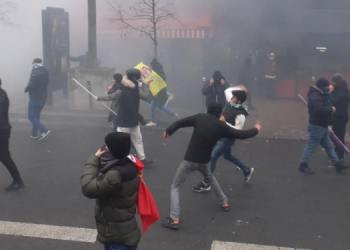 Paris’teki katliamı protesto eden kitleye ırkçı saldırı girişimi