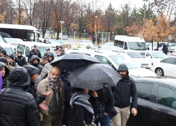 Zeytinlikler için Meclis önünde bir araya gelenler engellendi