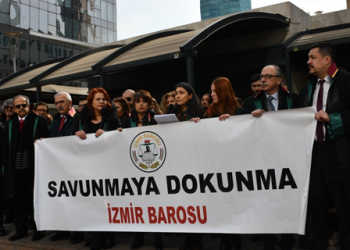 İzmir Barosu avukatlarından şiddete tepki: Biz avukatlar davaların tarafı değiliz
