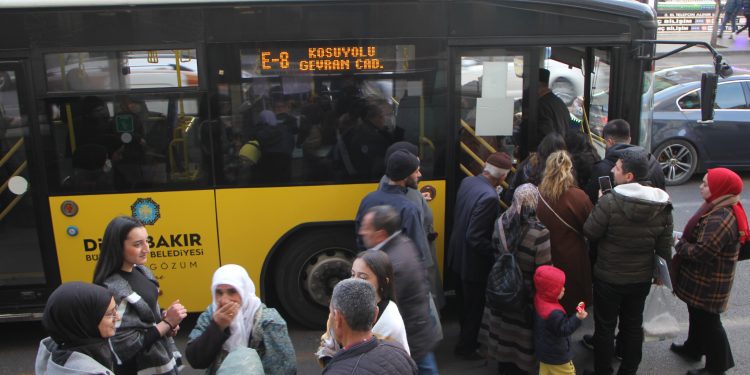 Amed’te toplu ulaşım çileye dönüştü Amed’te toplu ulaşım çileye dönüştü