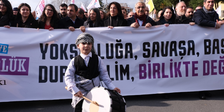 “Birlikte değiştirelim” mitingi Demirtaş’ın bestelediği şarkıyla başladı “Birlikte değiştirelim” mitingi Demirtaş’ın bestelediği şarkıyla başladı